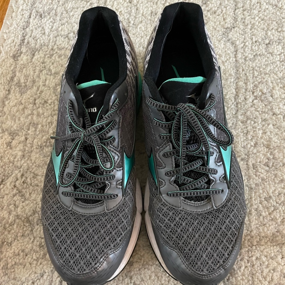 Mizuno wave rider running shoe